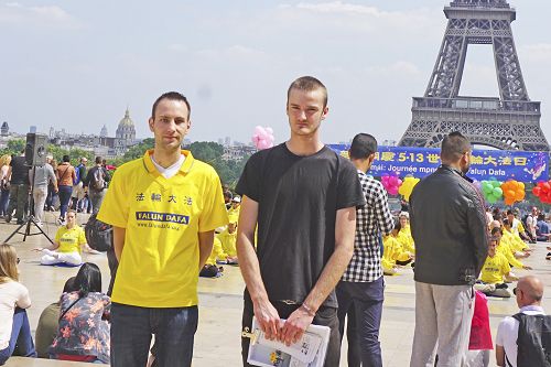 圖15：法輪功學員吉佑姆（Guillaume）（左)和阿克賽爾（Axel）(右）表兄弟在巴黎人權廣場參加慶祝世界法輪大法日活動。