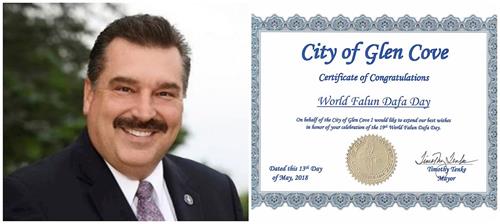 '圖11：紐約長島格倫科夫市（Mayor of Glen Cove）市長蒂姆•探克（Tim Tenke）頒發褒獎證書，慶祝「世界法輪大法日」。'