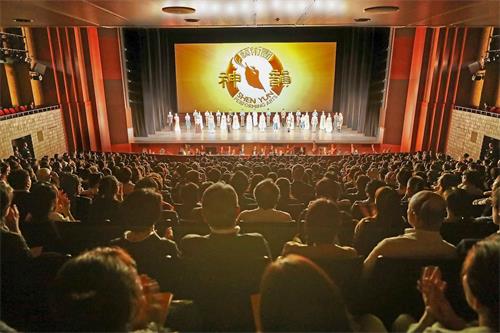 '圖3：五月一日晚上，神韻國際藝術團在京都ROHM京都劇院的演出爆滿，一票難求。'