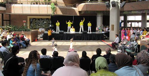 圖說1：二零一八年五月五日，法輪功學員在一年一度加拿大首都的加蒂諾市「感受亞洲」（Experience Asia）文化節上的功法展示。