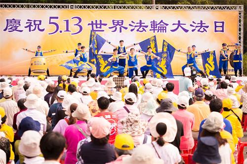 '圖3：新唐人旗鼓隊帶來震撼人心的表演。'