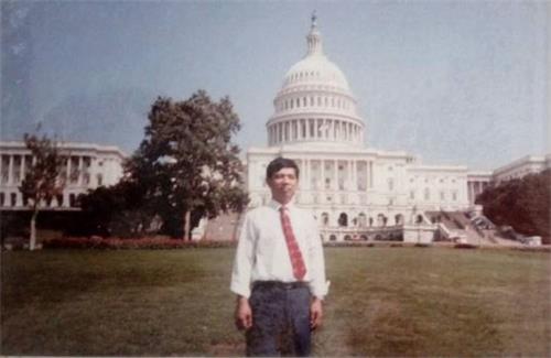 1990年曹紅如在美國國會山莊留影