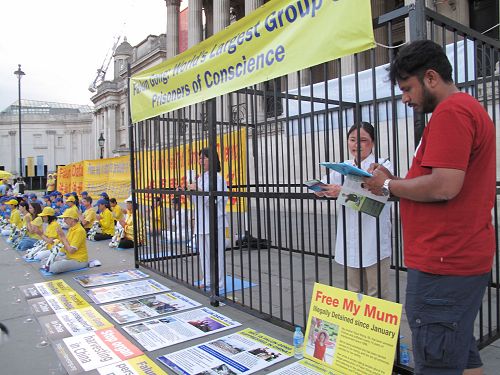 圖2～3二零一八年六月三日下午，英國法輪功學員曉童在特拉法加廣場北台階反迫害講真相
