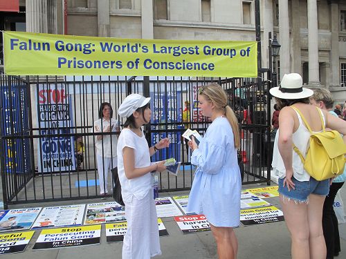 圖5：二零一八年六月三日，在倫敦特拉法加廣場，正在曼徹斯特學習新聞學的貝卡•茉納汗（Becca Monaghan）鼓勵銘慧