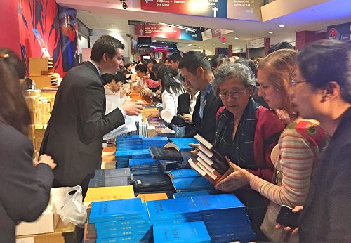 圖1～2：二零一八年六月二十一日，大法書籍專賣店──紐約天梯書店特地在會場裏設立了攤位。法會中午休息時，紐約天梯書店擠滿購買大法書的法會與會者，爭相購買大法書。