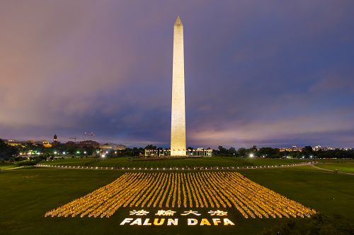 圖1：六月二十二日傍晚，近三千名法輪功學員在美國首都華盛頓紀念碑下舉行燭光守夜活動，悼念在中國被迫害致死的法輪功學員。