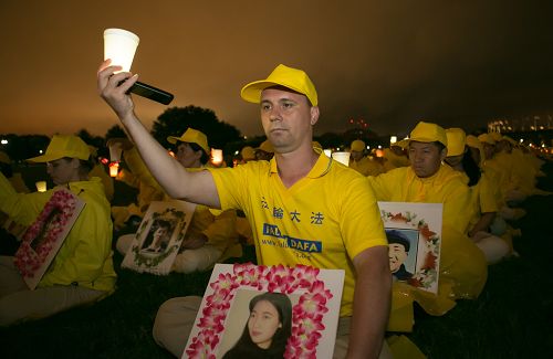 六月二十二日傍晚，近三千名法輪功學員在美國首都華盛頓紀念碑下舉行燭光守夜活動，悼念在中國被迫害致死的法輪功學員。