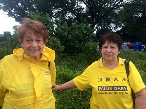 六十九歲的澤瑪（左）和七十歲的瓦倫提娜親身體驗了法輪功的健身奇效。