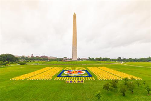 '圖8：六月二十二日上午，部份法輪功學員在華盛頓紀念碑前的廣場排出莊嚴的法輪圖形。'