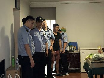 北京警察在張秋莎家中
