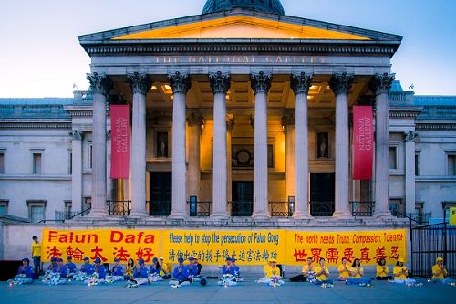 圖5：法輪功學員在倫敦市中心的特拉法加廣場舉行燭光夜悼會，悼念那些遭到中共迫害而失去生命的中國大陸同修