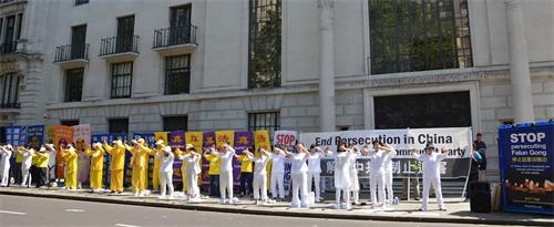 '圖1：遊行前，英國法輪功學員在倫敦中共使館街對面集體煉功。'