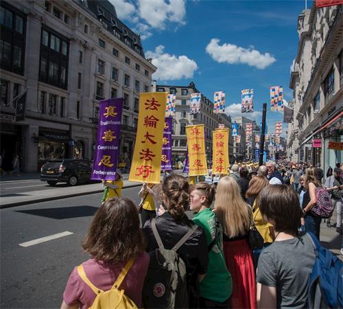 '圖2～4：遊行隊伍在倫敦市中心的街道上莊嚴行進。'