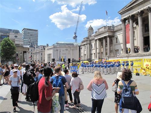 '圖4：二零一八年六月三日下午，法輪功學員在倫敦特拉法加廣場傳播真相，天國樂團的演奏震撼四方，來自世界各地的廣大民眾踴躍了解真相'