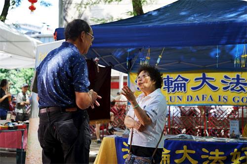 '圖1～3：法輪功學員在波士頓中國城主街聯歡會上向遊客講真相'