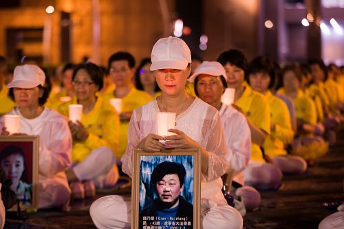 圖1～3：法輪功學員在台北市政府廣場前舉辦反迫害十九週年燭光悼念活動。