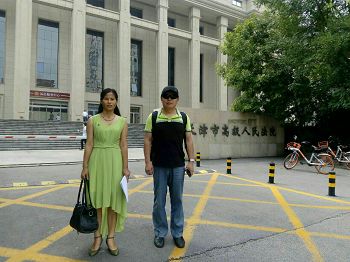 此申訴六月十五日被一中院駁回。黃禮喬妻子為身陷冤獄的丈夫於七月三十一日到天津高級法院遞交申訴狀。