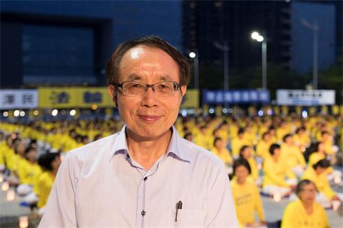 '圖5：台灣中社社長、中興大學資工系教授的廖宜恩專程來到活動現場表達支持，希望中共能垮台，中國人民能獲得人權。'