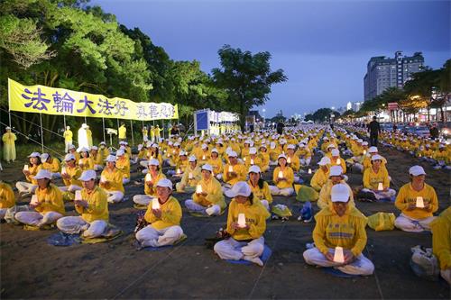 '圖1～2：南台灣逾千名法輪功學員在在台南週末影城附近人潮往來密集的平實公園周邊，舉辦反迫害十九週年燭光悼念活動。'