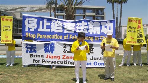'圖11：原北京技工學校英文教師周孜（左），在集會上講述著自己被迫害的經歷'