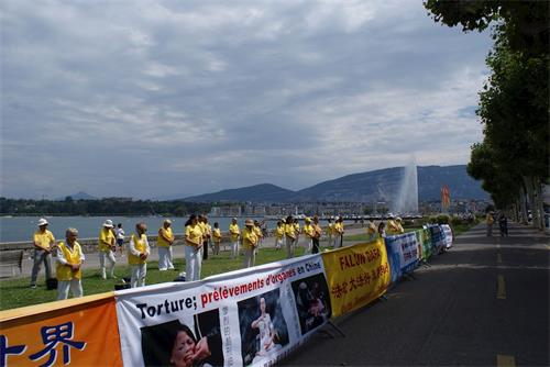 '圖1：部份瑞士法輪功學員在坐落在日內瓦湖畔的聯合國人權高級專員署前集體煉功'