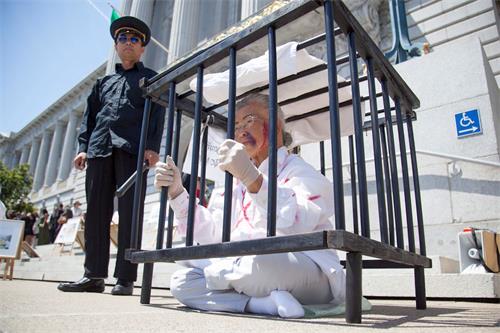 '圖1～3：法輪功學員在舊金山市府前舉辦反酷刑展'