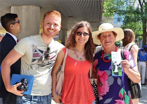 '圖15：退休前是醫院護理師的米舍利娜（Micheline，右）與她兩個來自意大利的朋友觀看遊行，她說：「只要能幫到他們制止迫害的，我們都應該去做。」'