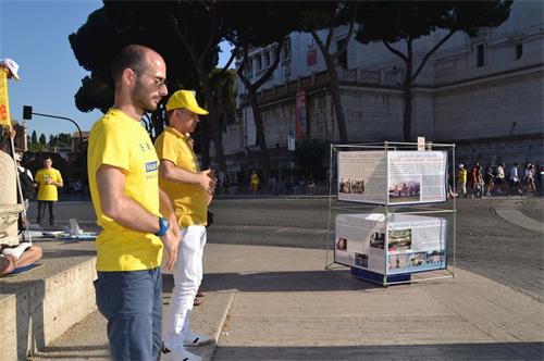 '圖1～3：部份意大利法輪功學員七月二十日彙集在羅馬威尼斯廣場，抗議中共十九年來對法輪功的迫害'
