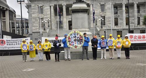'圖1：二零一八年的七月二十四日，新西蘭法輪功學員們在首都威靈頓國會門前抗議中共迫害。'