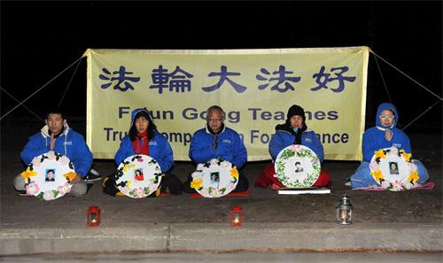 '圖：堪培拉法輪功學員在中國駐澳洲大使館前舉行「七﹒二零」燭光悼念活動?。'