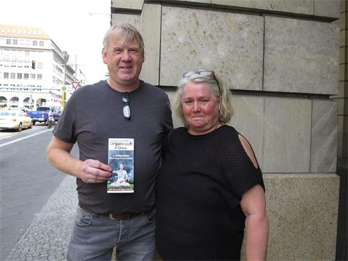 '圖20：來自德國西部的夫婦Miecheal 和Claudia Zapf表示，法輪功學員的遊行帶給他們深思。'