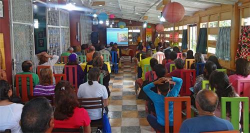 '圖1：近日，委內瑞拉的法輪功學員首次在阿拉瓜州舉辦法輪大法研討會，五十多名民眾前來參加。'