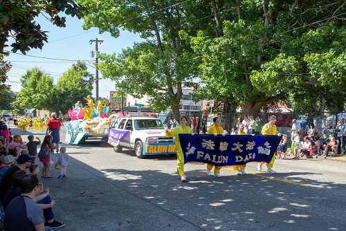 圖1：法輪功學員參加西雅圖玉蘭區夏日慶典的遊行活動