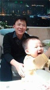 '曾浩和他四歲的兒子'