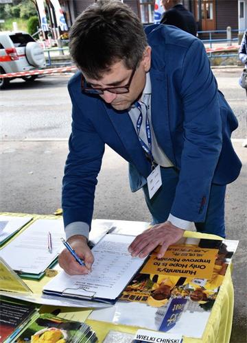 '圖13：波蘭奧斯威辛鎮鎮長艾伯特巴托斯先生簽名支持法輪功反迫害'