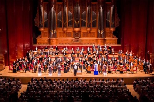 '圖12：九月十三日晚，神韻交響樂團於台北國家音樂廳首演，指揮米蘭﹒