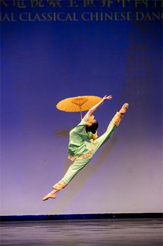 '圖2：來自飛天藝術學院的210號選手、少年女子金獎得主楊美蓮在大賽中表演舞蹈劇目《江南新雨》。'