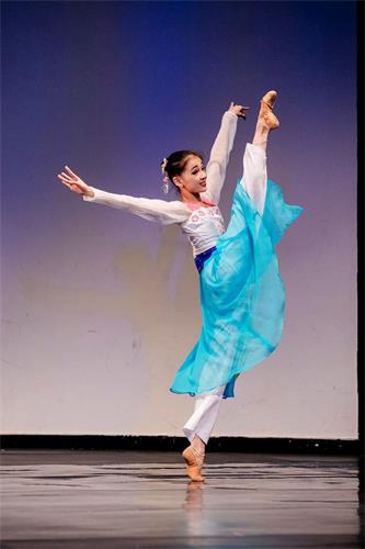 '圖3：來自日本的213號選手、少年女子金獎得主張中天在大賽中表演舞蹈劇目《春色滿園》。'
