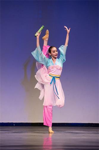 '圖4：來自飛天藝術學院的203號選手、少年女子金獎得主黃悅在大賽中表演舞蹈劇目《春曉》。'