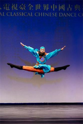 '圖5：來自飛天藝術學院的305號選手、少年男子金獎得主劉新龍在大賽中表演舞蹈劇目《忠義千秋》。'