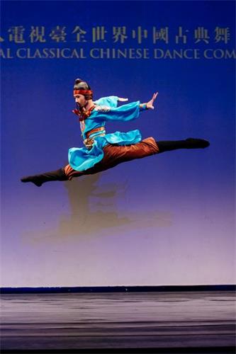 '圖6：來自飛天藝術學院的303號選手、少年男子金獎得主洪紹豪在大賽中表演舞蹈劇目《垓下之圍》。'