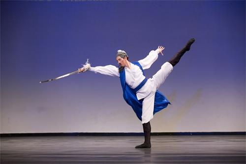 '圖7：第八屆「全世界中國古典舞大賽」青年組金獎得主巫昆璟，表演舞蹈劇目《月下獨酌》。'