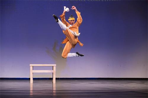 '圖8：第八屆「全世界中國古典舞大賽」青年組金獎得主陳柏維，表演舞蹈劇目《餐館的小伙》。'