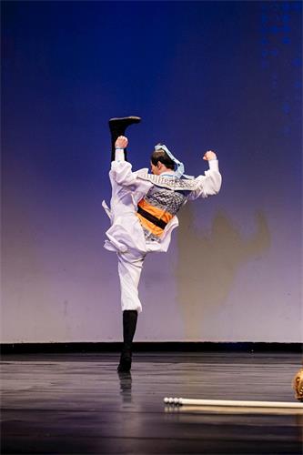 '圖9：第八屆「全世界中國古典舞大賽」青年組金獎得主陳厚任，表演舞蹈劇目《精忠岳飛》。'