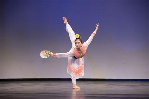 '圖11：第八屆「全世界中國古典舞大賽」青年女子組金獎得主陳竺君，表演舞蹈劇目《芳草江南岸》。'
