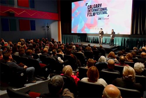 '記錄片《求救信》參加加拿大卡爾加裏國際電影節。導演李雲祥在放映後回答觀眾提問。'