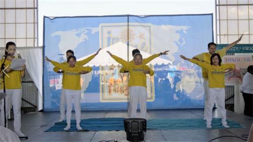 '圖1～2：二零一八年九月二十二日，法輪功學員參加了第十七屆「爾灣全球村文化節」。圖為，法輪功學員在台上表演功法。'