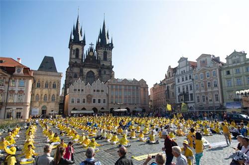 '圖1～3：二零一八年九月二十八日上午，來自歐洲各國的一千五百多名法輪功學員聚集在布拉格的老城區廣場，進行了集體煉功、講真相和徵集簽名反迫害活動'