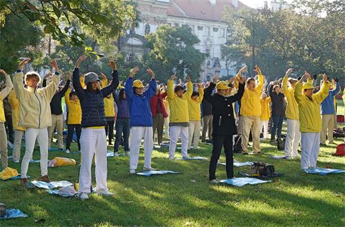 '圖1～2：九月三十日，法輪功學員在捷克布拉格市內的查爾斯公園集體煉功。'