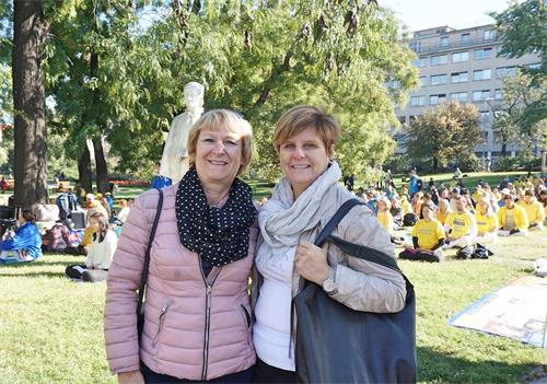 '圖5：西爾維﹒戈裏（Sylvie?Gorry）（左）女士和朋友在布拉格度假期間遇見了法輪功學員集體煉功，表示要回去查資料尋找當地煉功人。'